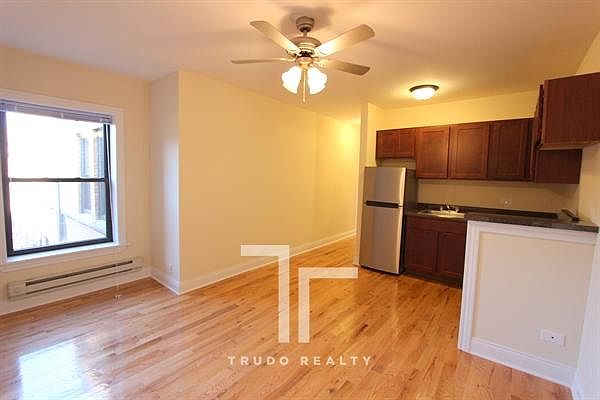 2nd image of 823 W Cornelia Ave #815