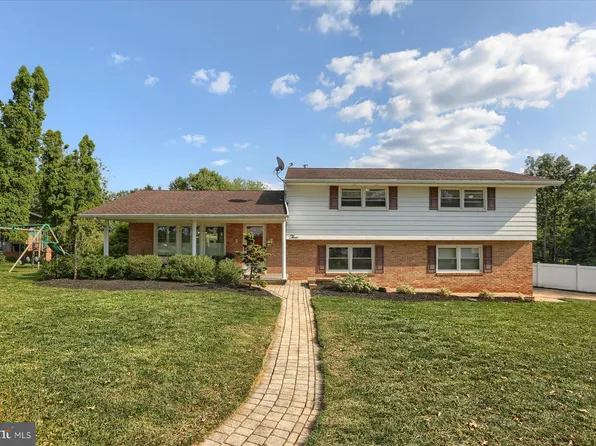 3 W Shore Dr, Camp Hill, PA 17011