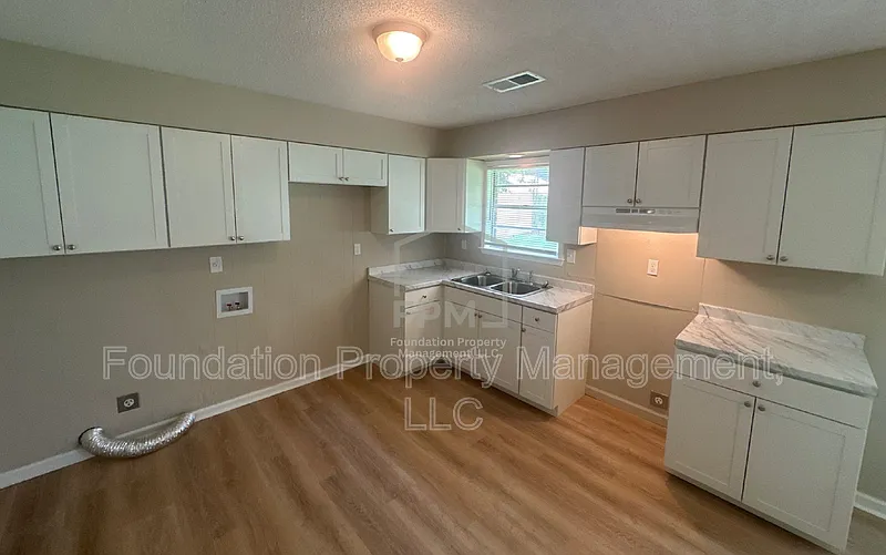 3 bed, 1.0 bath, 1288 sqft, $1,050 — Photo 3