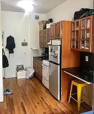 2nd image of 520 E 5th St APT C