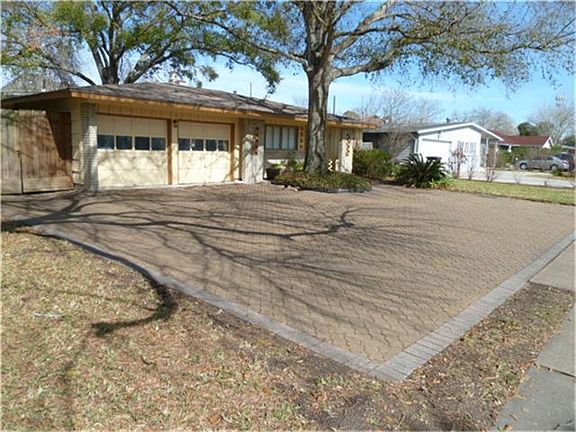 More parking space in the front. drive way can park up to 4