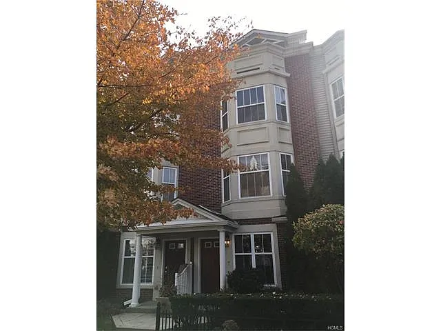 5 Harbor Pointe Dr photo 1