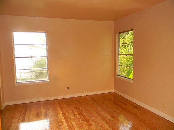 3rd image of 306 Waxwood Ln