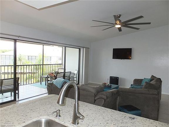 3rd image of 4717 SW 13th Ave APT 209