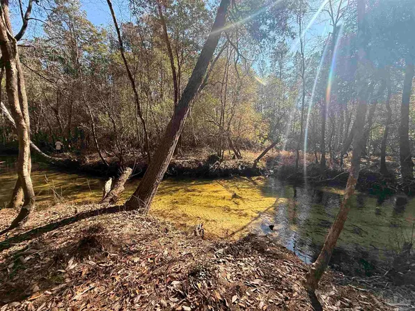 20 Creek Bluff Dr, Milton, FL 32571