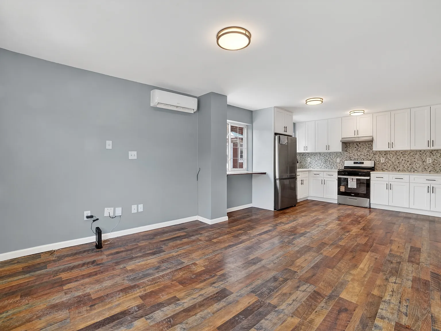 3 bed, 1300 sqft, $3,600 — Photo 2