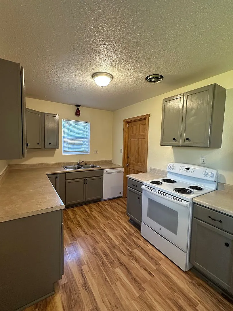 623 Terry Ave — Photo 2
