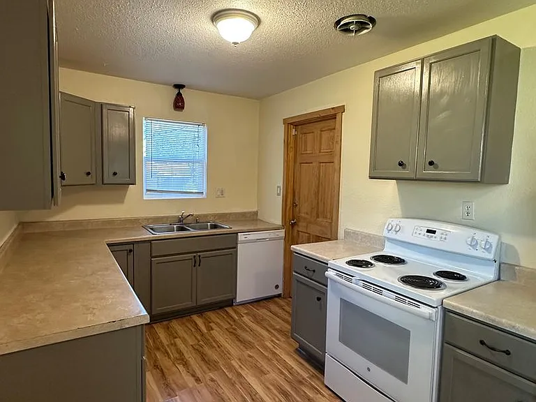 623 Terry Ave — Photo 2