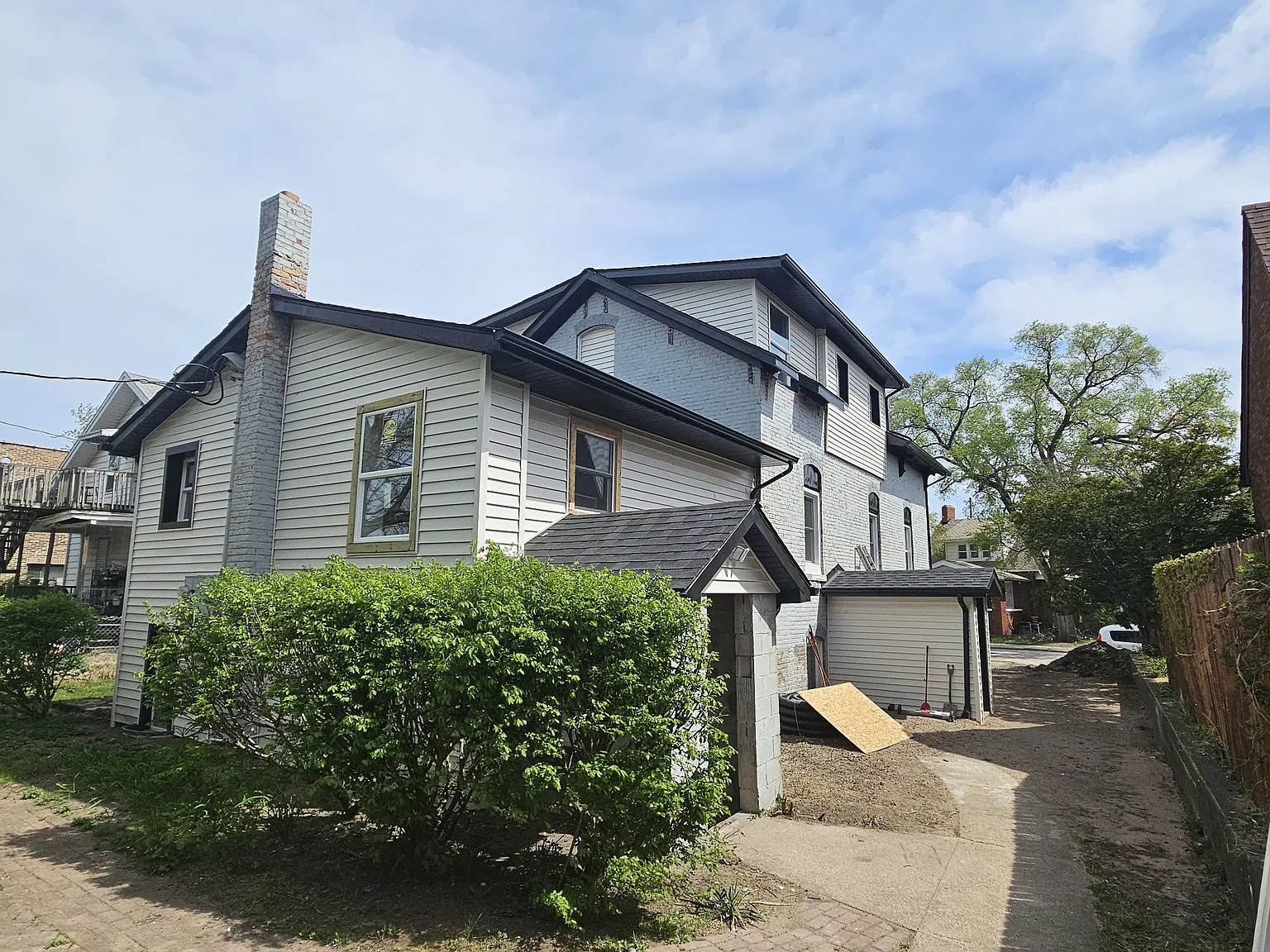 3 bed, 1200 sqft, $1,300 — Photo 3