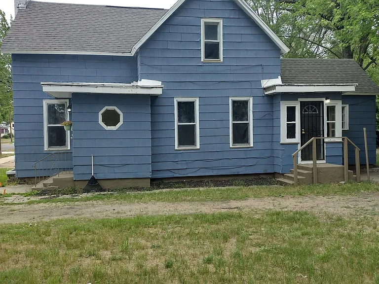 515 Amity Ave — Photo 3