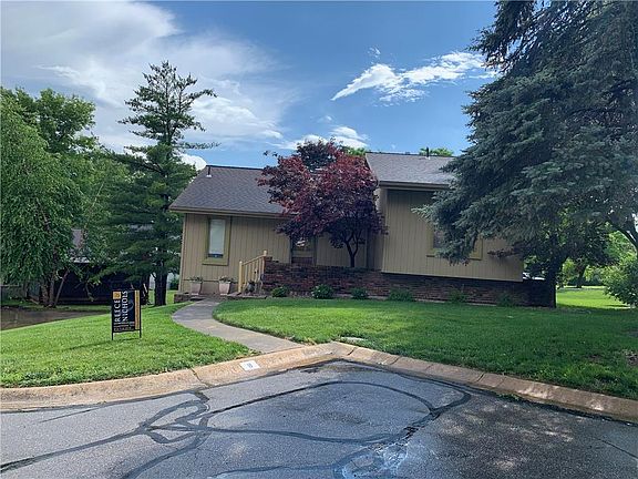 2nd image of 9 Woodbridge Ln