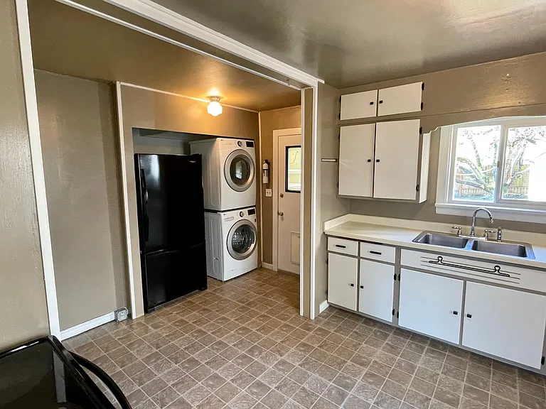 2425 Queen St — Photo 8
