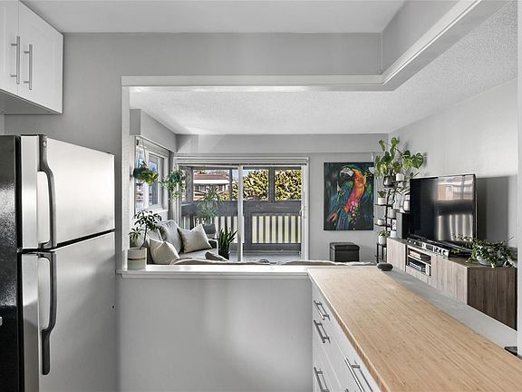 3rd image of 1525 Hillside Ave #401