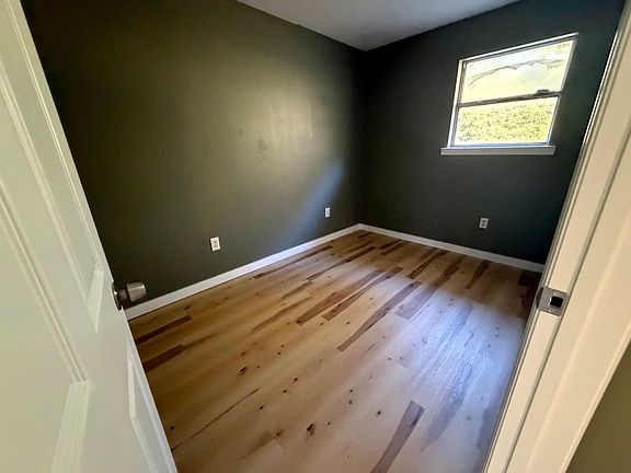 4th image of 516 Holiday St