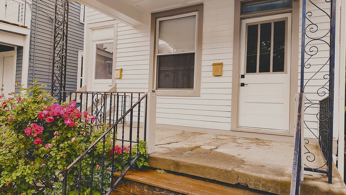 Front Porch - 2110 Howell St #2