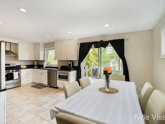 5th image of 2621 Heathcliff St SE