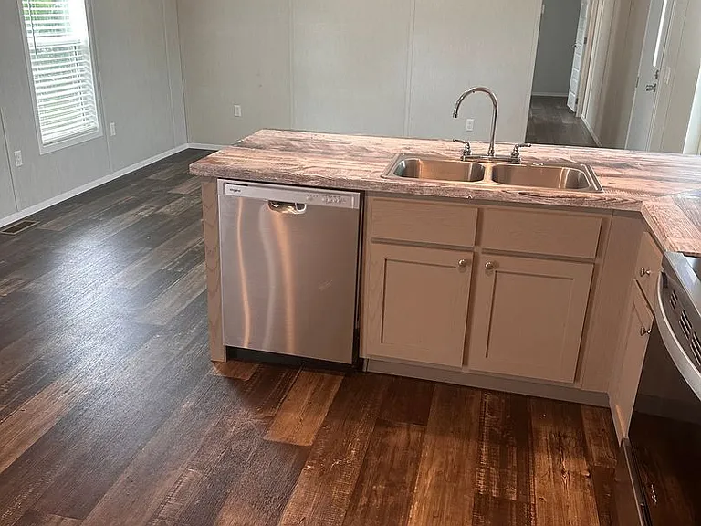 443 W Dogwood Ave — Photo 3