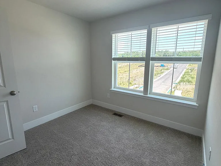480 Sophie St — Photo 12