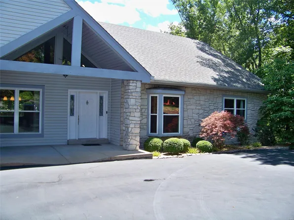 9808 Eagle Crest Ct, Saint Louis, MO 63127