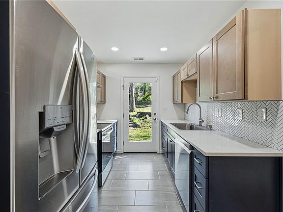 4th image of 2583 Joyce Ave