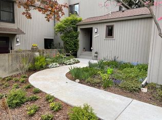 2172 Overlook Ct, Ann Arbor, MI 48103