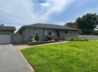 136 Hilary St, Oakdale, NY 11769