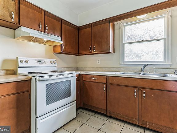 5th image of 700 E Charles St