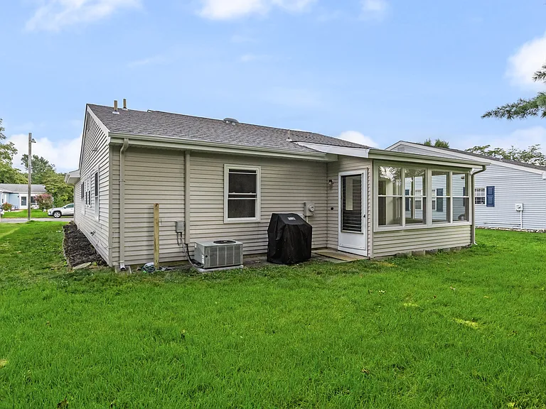 109 Huntington Dr — Photo 22