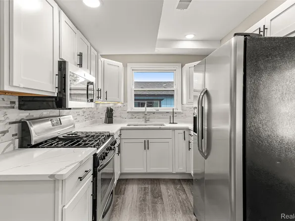 8329 Lenore St, Dearborn Heights, MI 48127