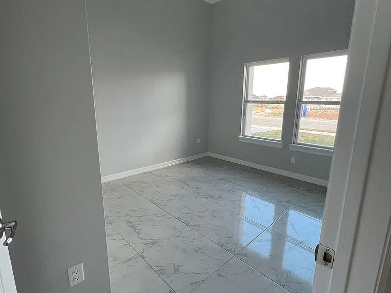 4822 Westgate Cir S — Photo 12