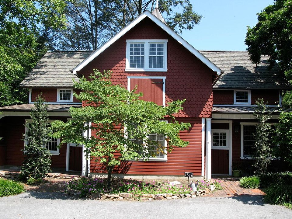 Carriage house B is on the right