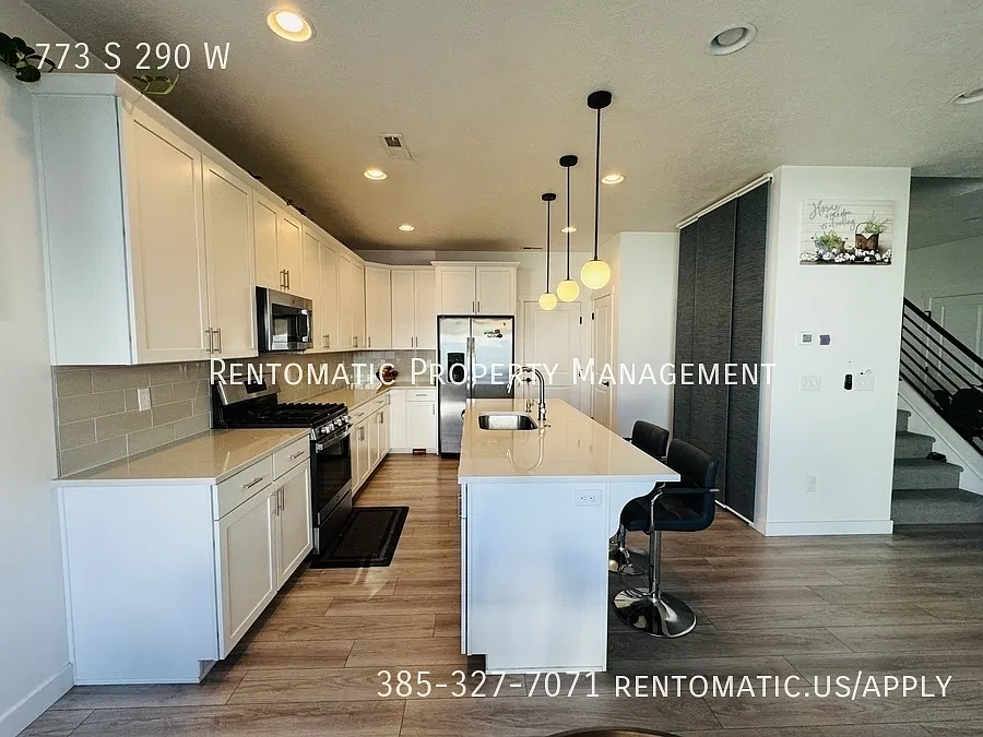 3 bed, 2.5 bath, 1918 sqft, $2,499 — Photo 2