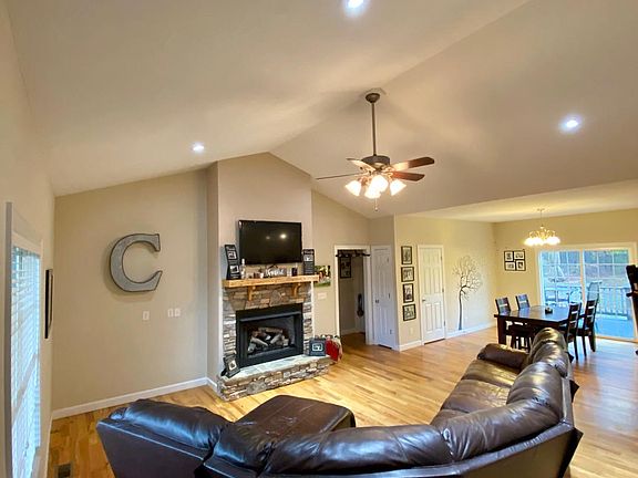 3rd image of 123 Chase Ln