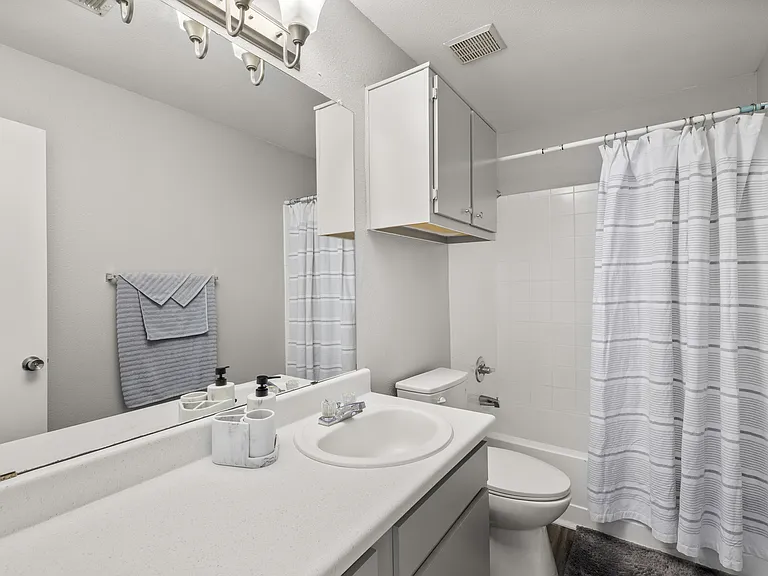 Sunset Pointe Apartments — Photo 49