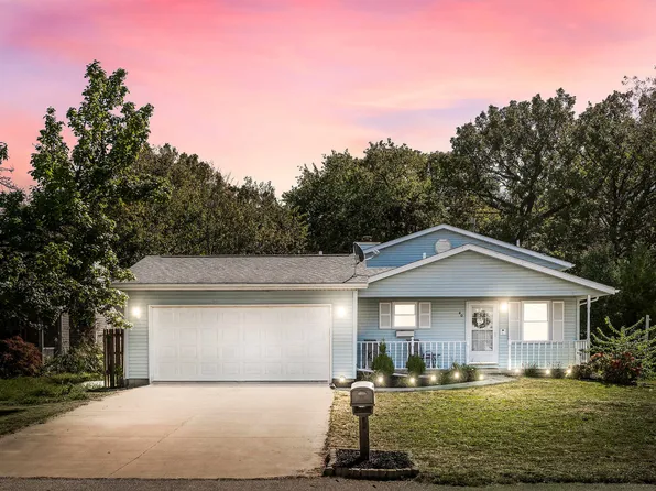 40 Edgewood Ct, Bloomington, IL 61701