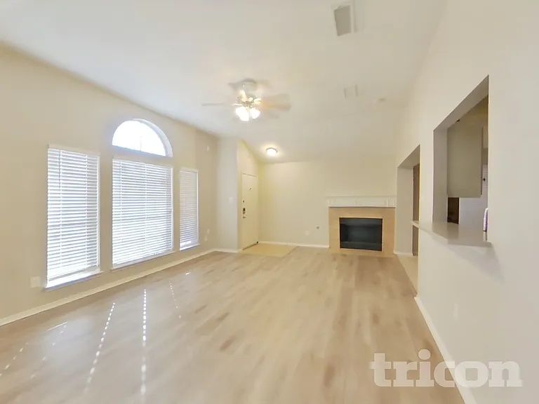 513 Valley View Dr — Photo 2