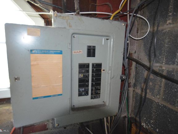 5th image of 14 Bedford Dr
