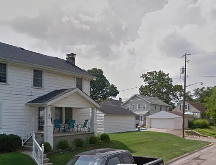 1121 Burr Ave — Photo 1