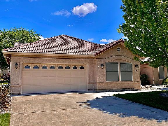 2car garage with 1 car room