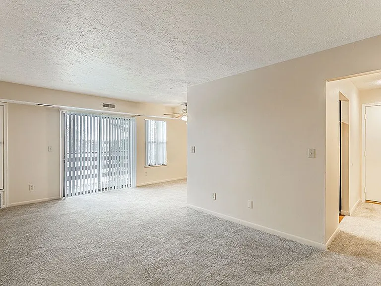 Delta Square Apartments - Lansing, MI — Photo 16