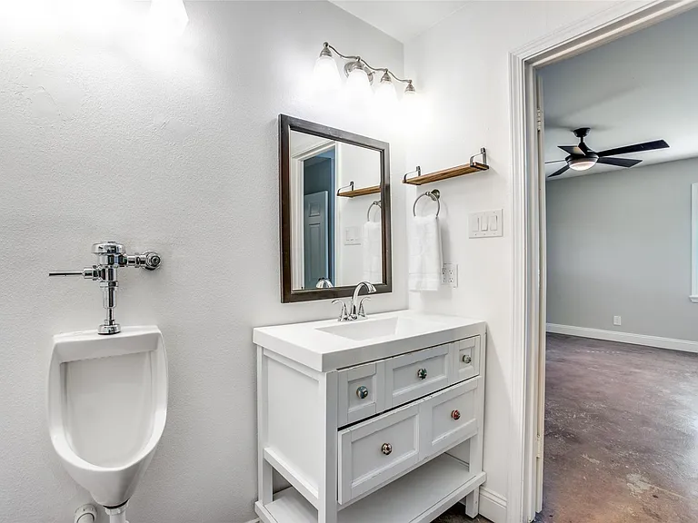 8503 Manhattan Dr — Photo 33