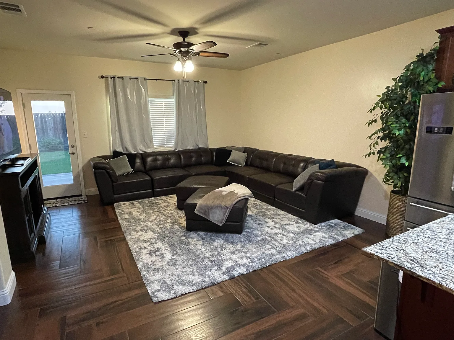 4 bed, $4,275 — Photo 2