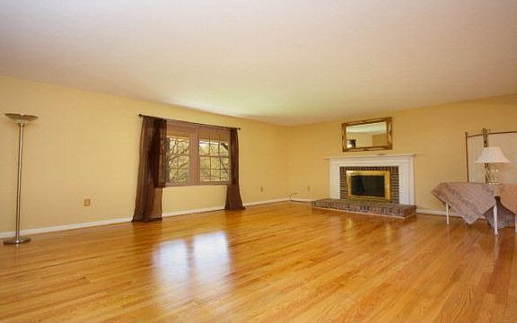 3rd image of 115 Hillside Dr