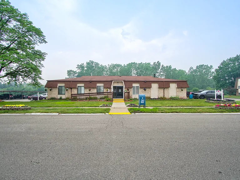 Marianne Manor Apartments — Photo 38
