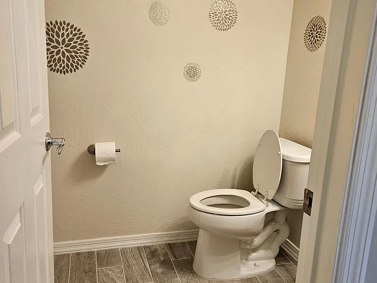 2204 W Le Marche Ave — Photo 23