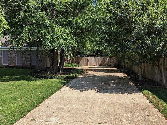 2nd image of 602 Shadowood Ln