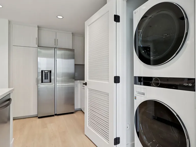 Begonia Place Luxury Apartments — Photo 21