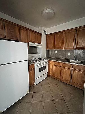 5th image of 142-20 84th Dr #77