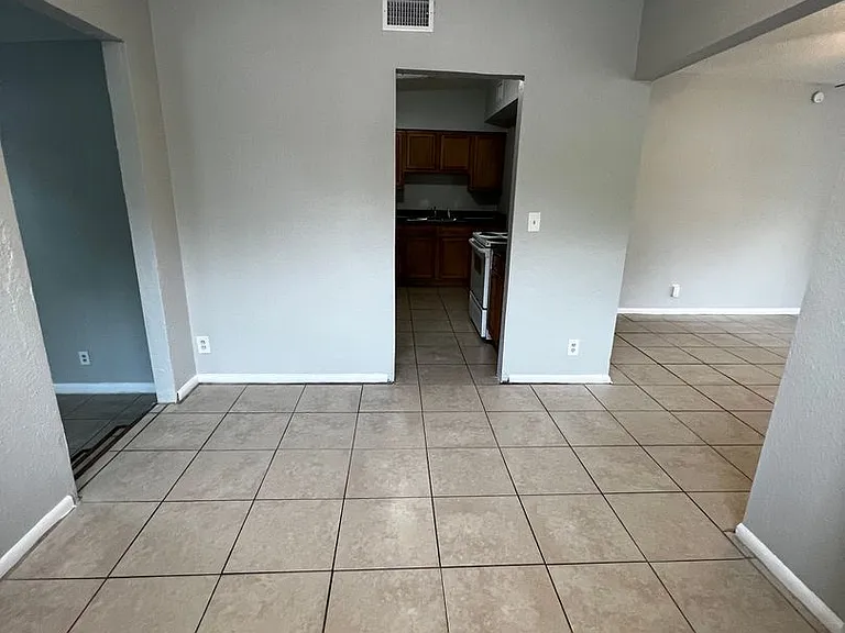1558 W 31st St — Photo 7