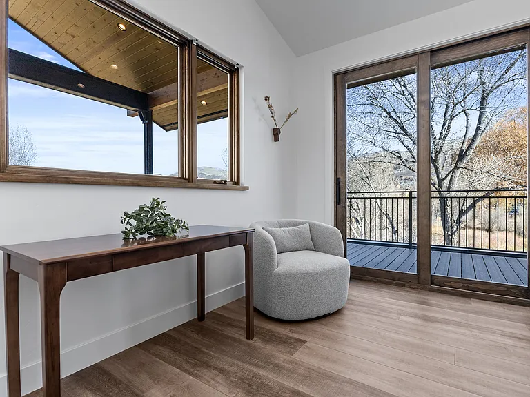 Living Room|Outdoor Access